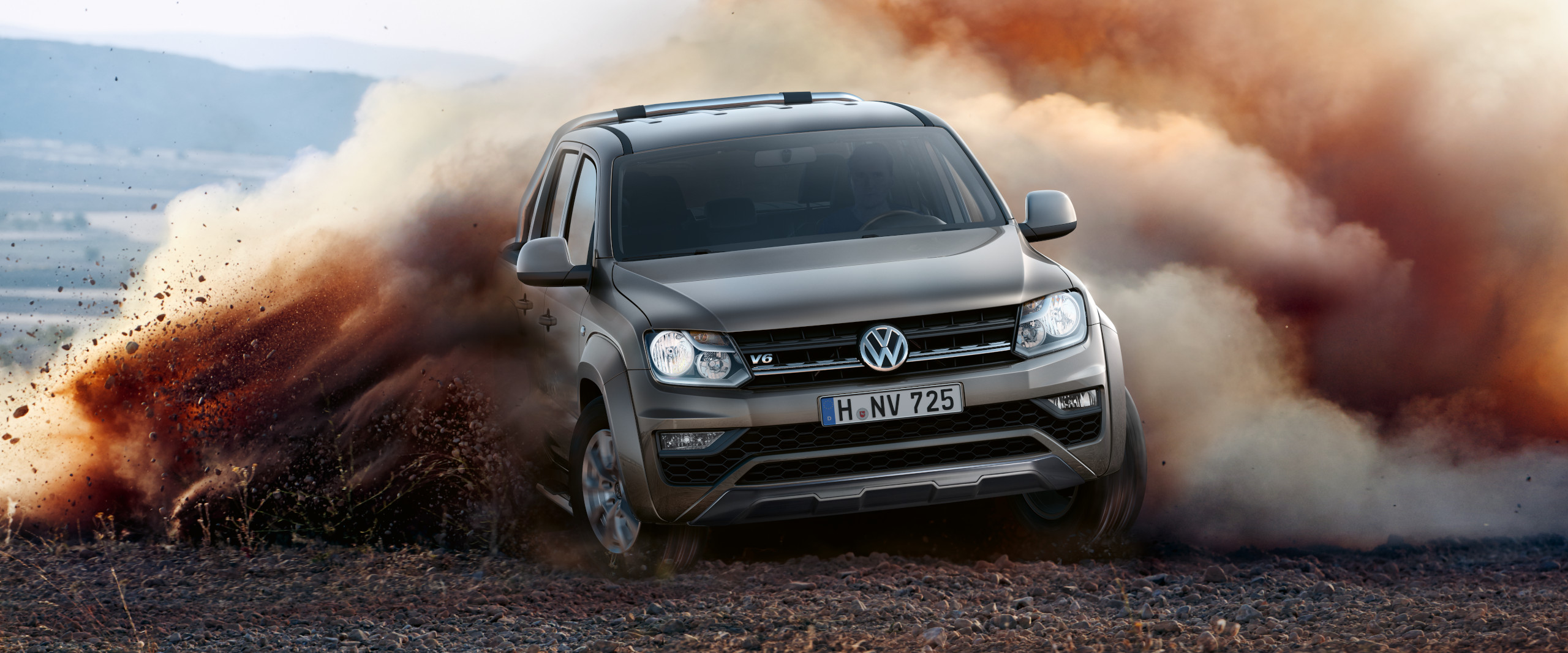 Der VW Amarok driftet durch Dreck