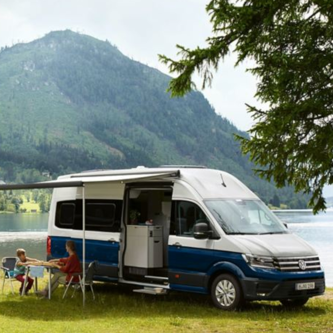 Der VW Grand California campt am See