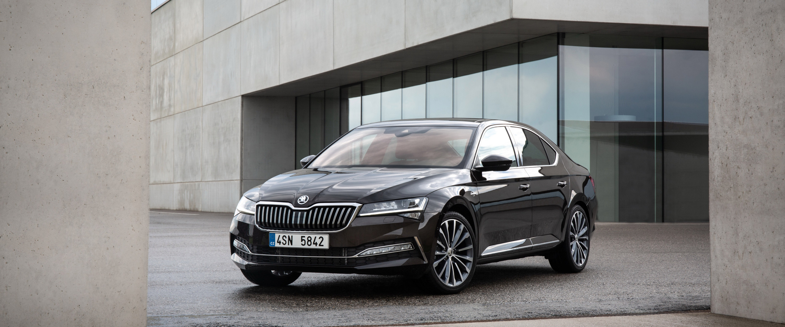 Skoda Superb schwarz schwarzer Skoda Superb vor einem Gebäude