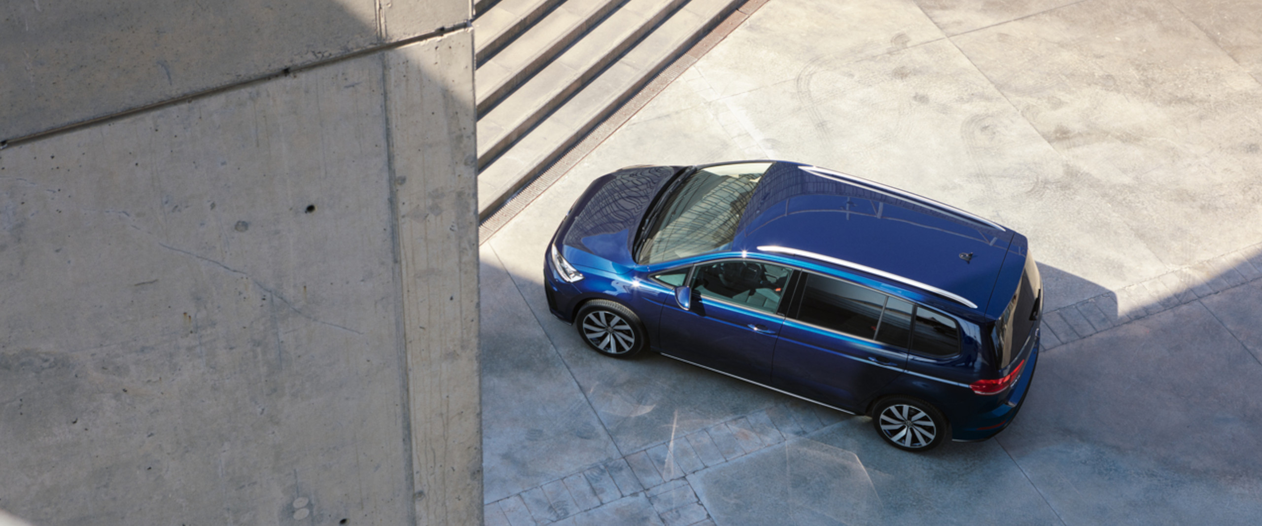 blauer VW Touran Vogelperspektive auf einen blauen VW Touran