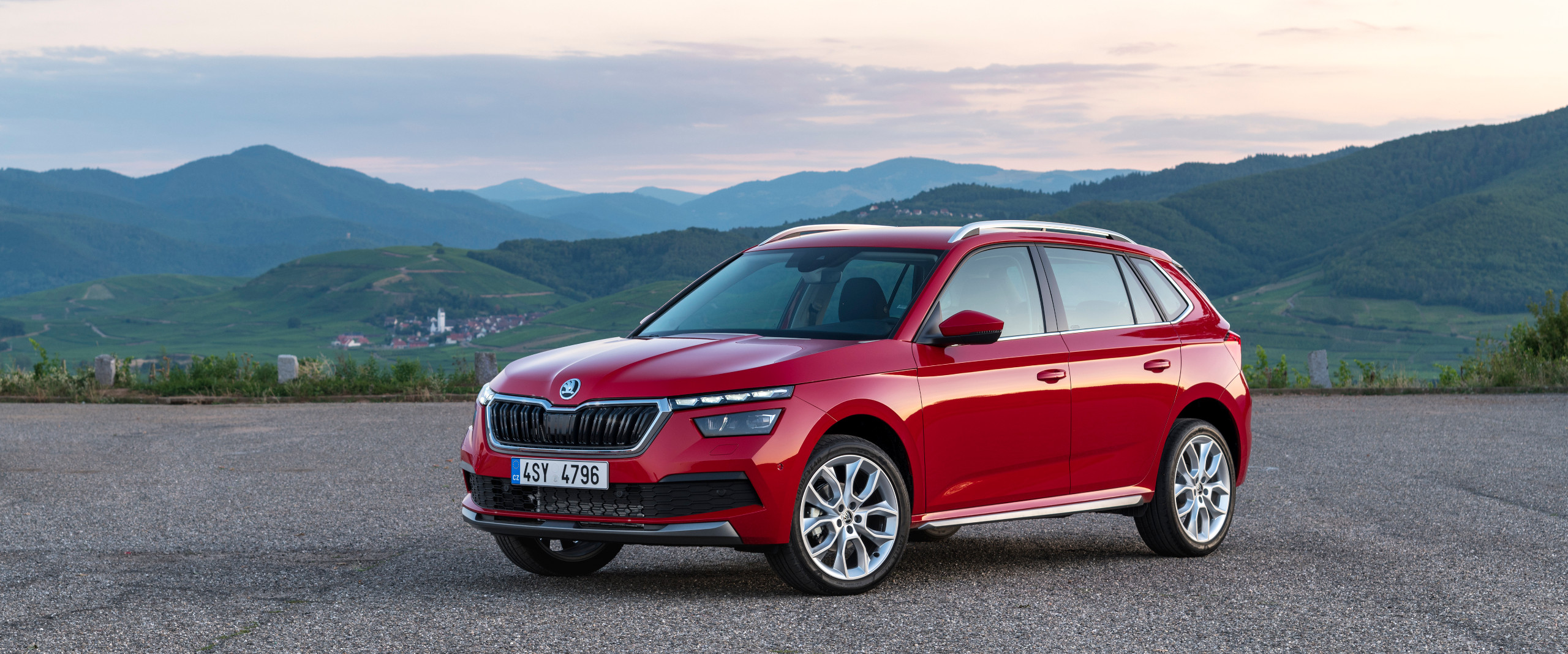 Skoda KAMIQ rot roter Skoda KAMIQ in den Bergen