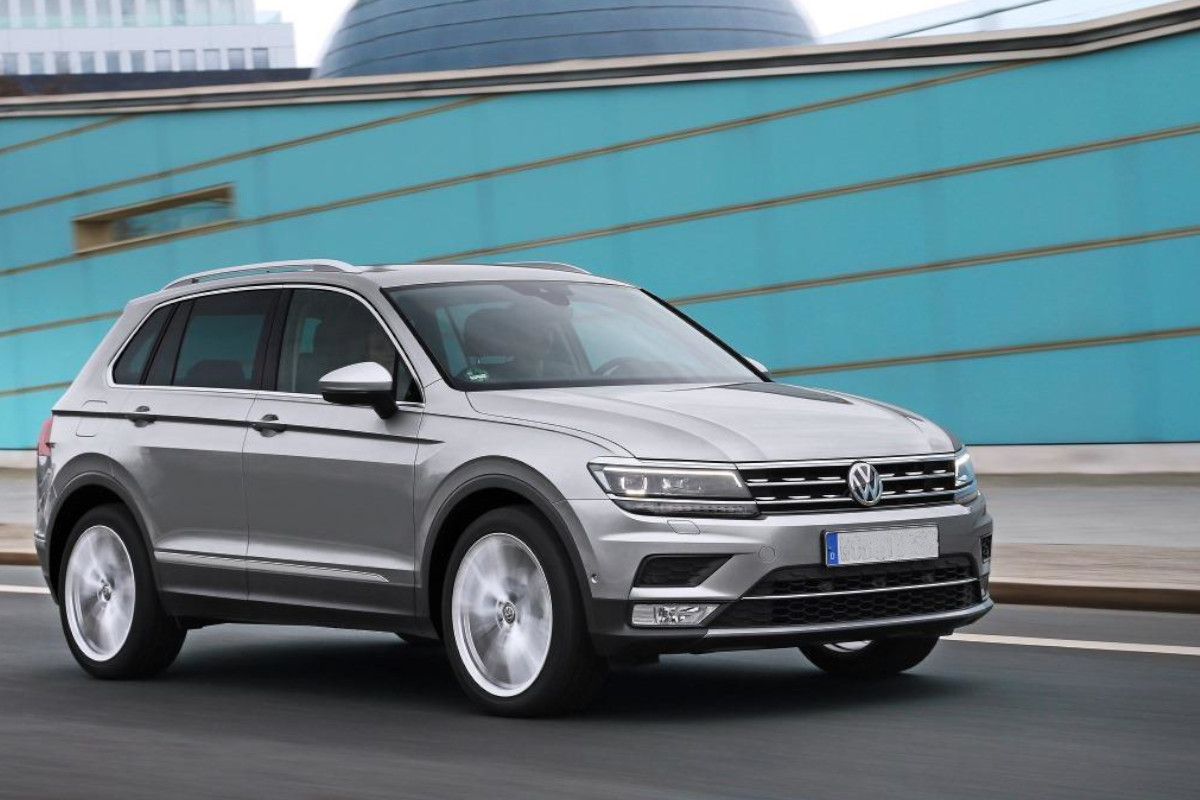 VW Tiguan MQB aus dem Jahr 2017 fährt auf der Straße