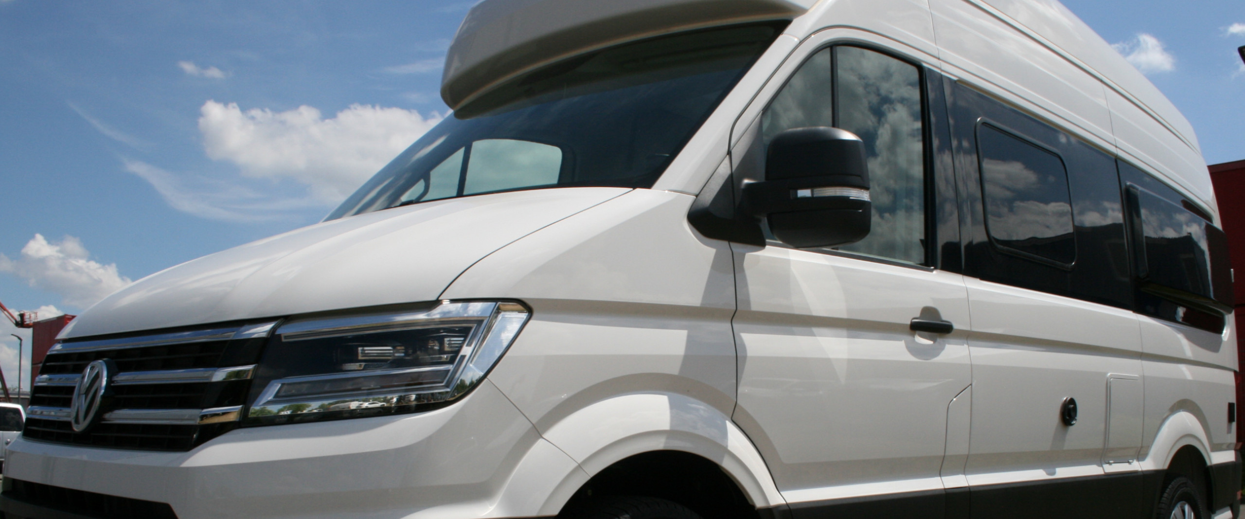 VW Grand California Seitenansicht eines weißen VW Grand Californias