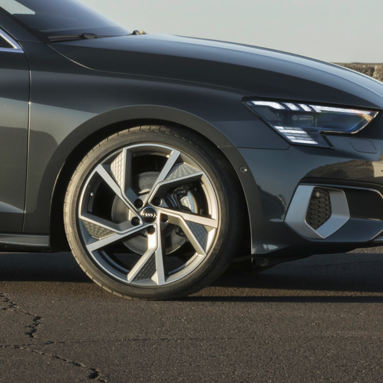 Blick auf Reifen und Felgen des Audi A3
