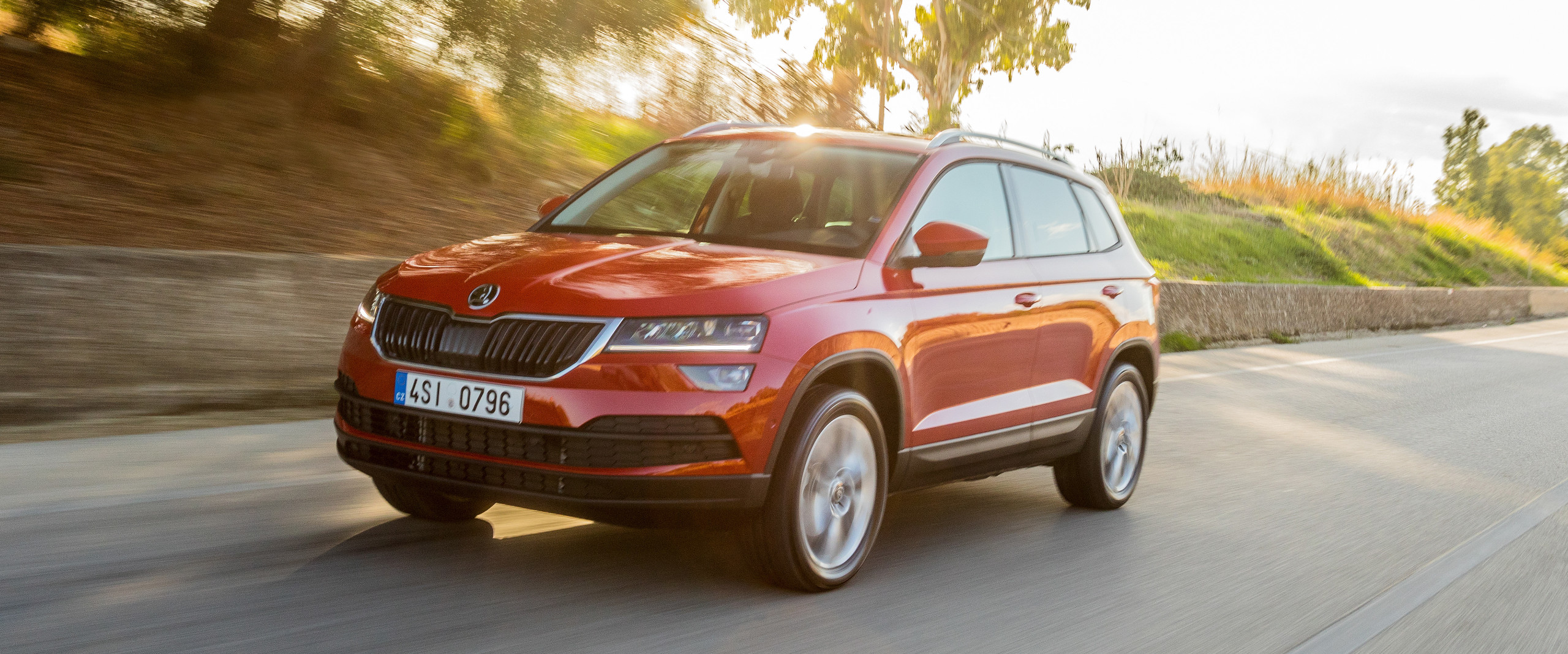 roter Skoda KAROQ auf der Straße