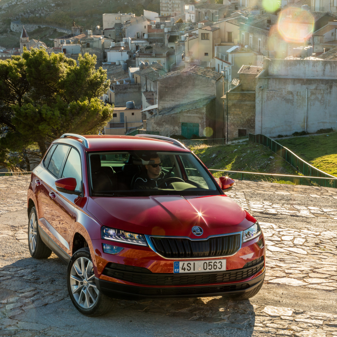 Außenansicht eines roten Skoda Karoq