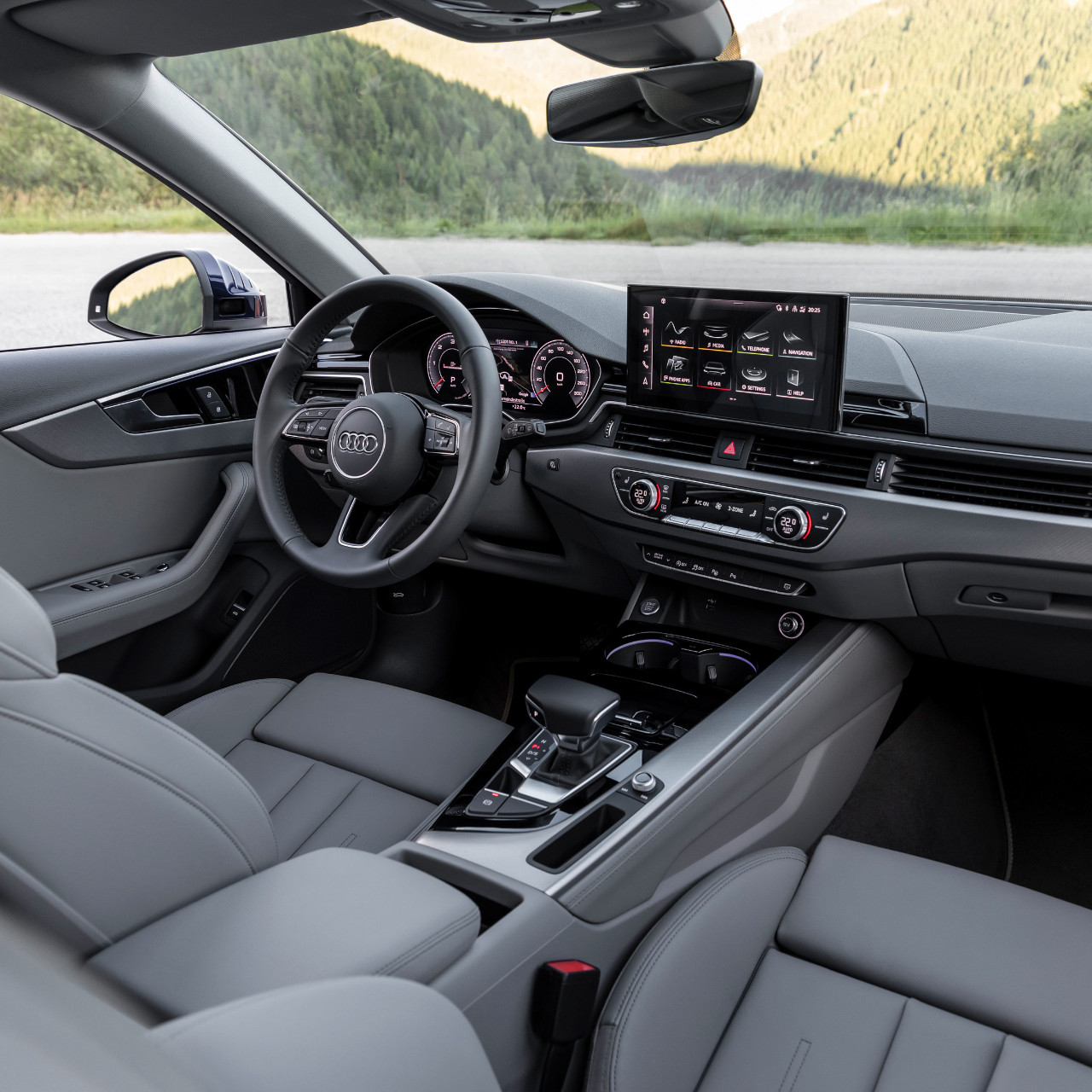 Innenraum mit Blick aufs Cockpit des Audi A4 Avant