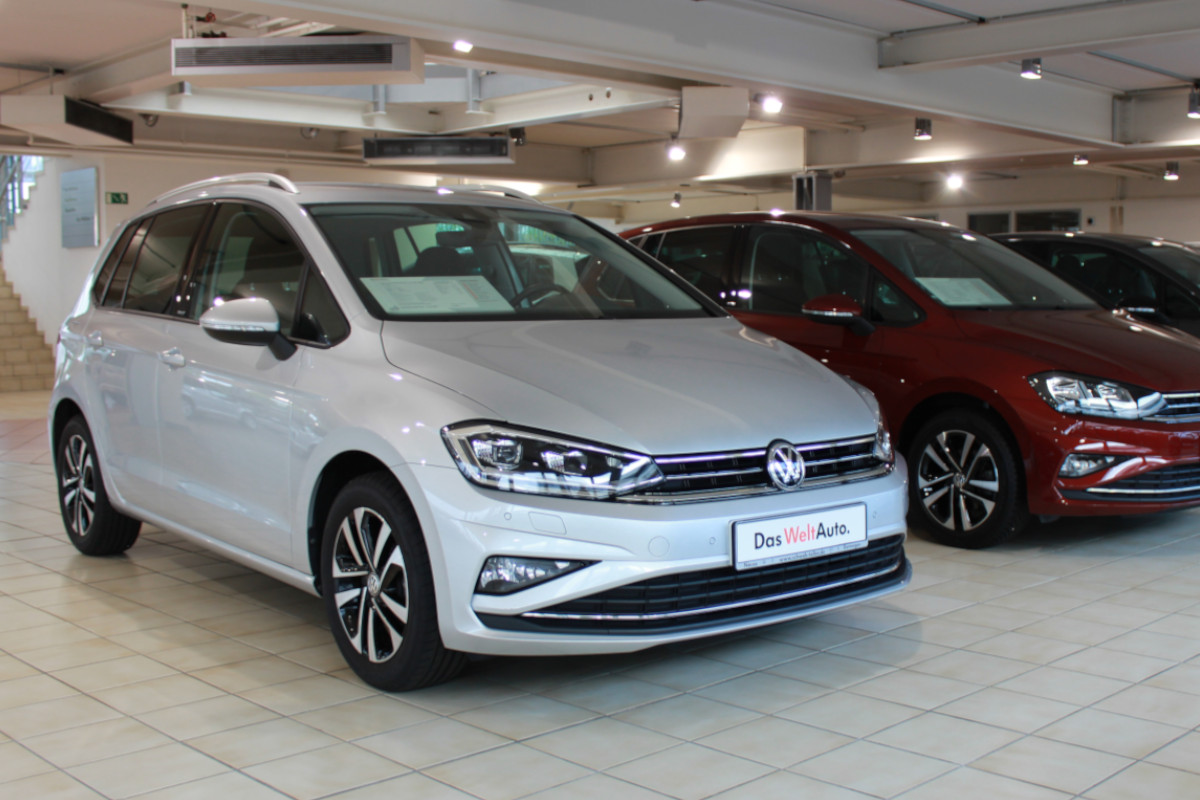 Seitenansicht eines VW Golf Sportsvan im Autohaus