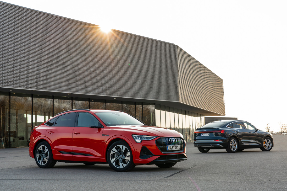 Seitenansicht zweier Audi e-tron Sportbacks