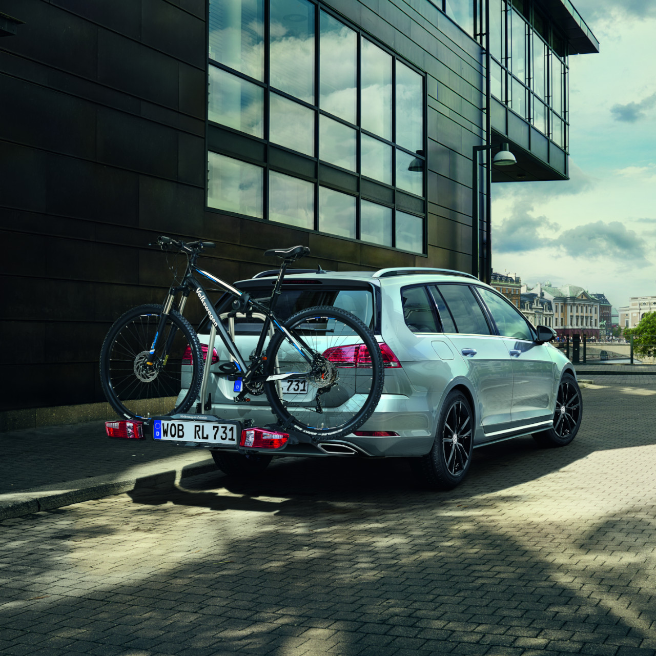 VW Golf 7 Variant mit Fahrradträgern in der Stadt