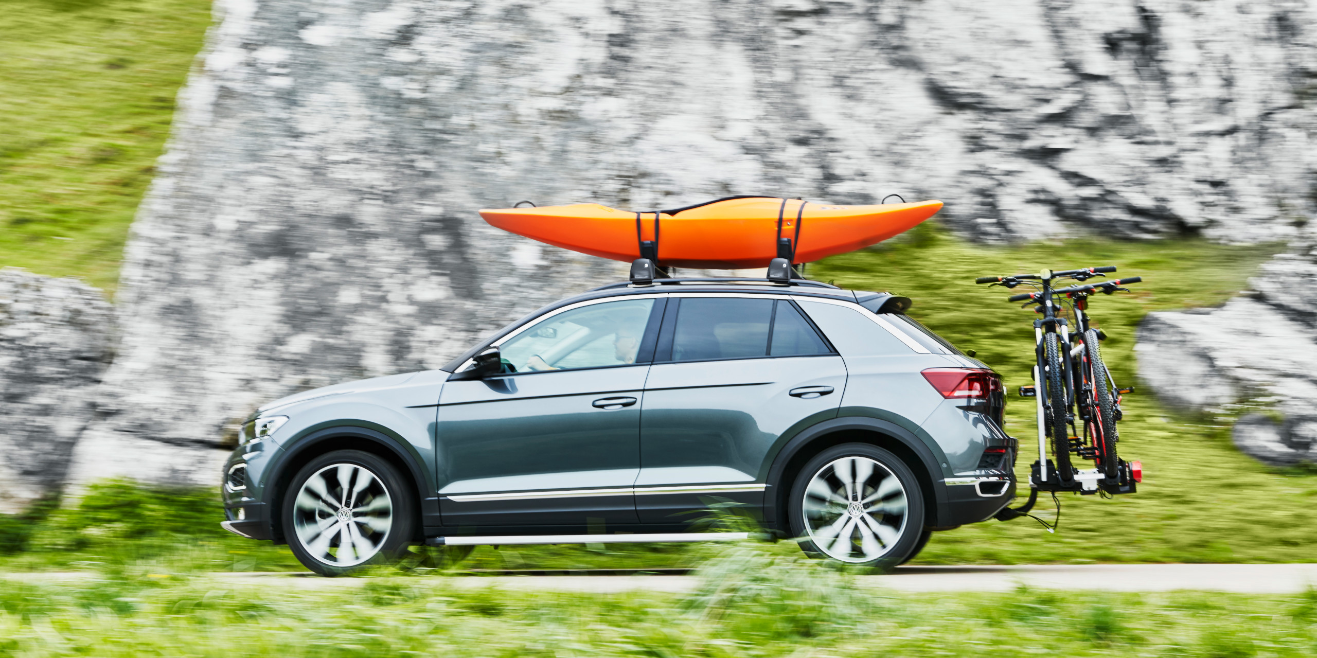 VW T-Roc VW T-Roc mit Fahrradträger in den Bergen