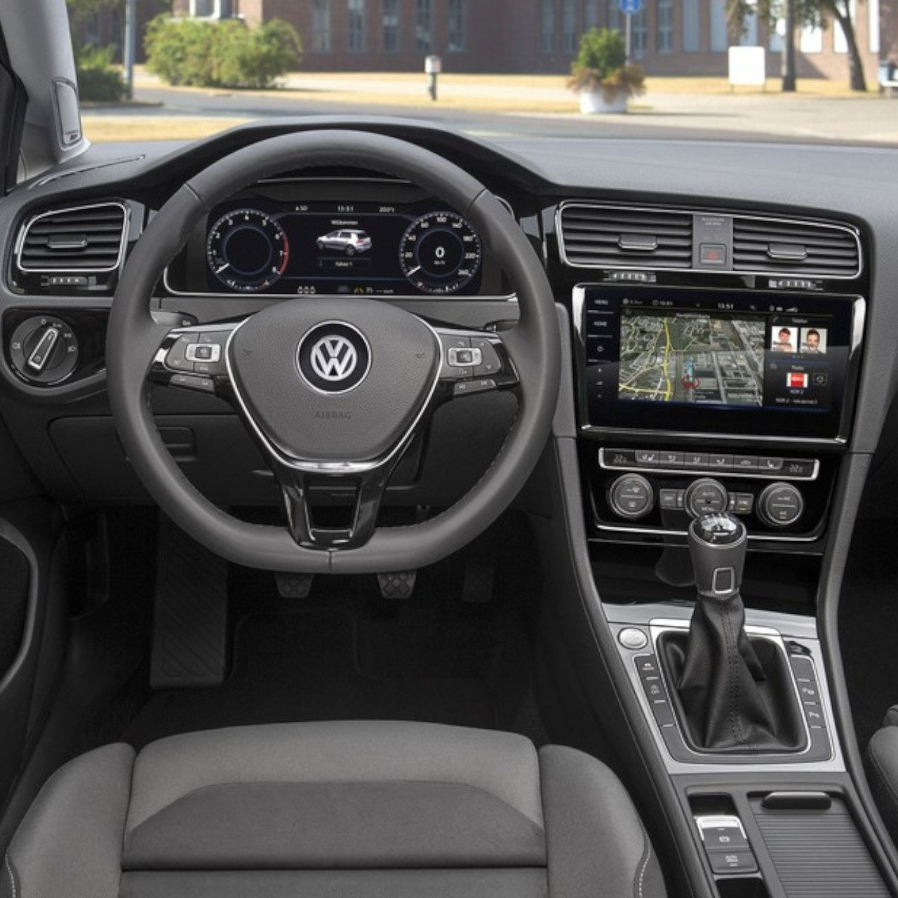VW Golf 7 Innenansicht mit Blick aufs Cockpit