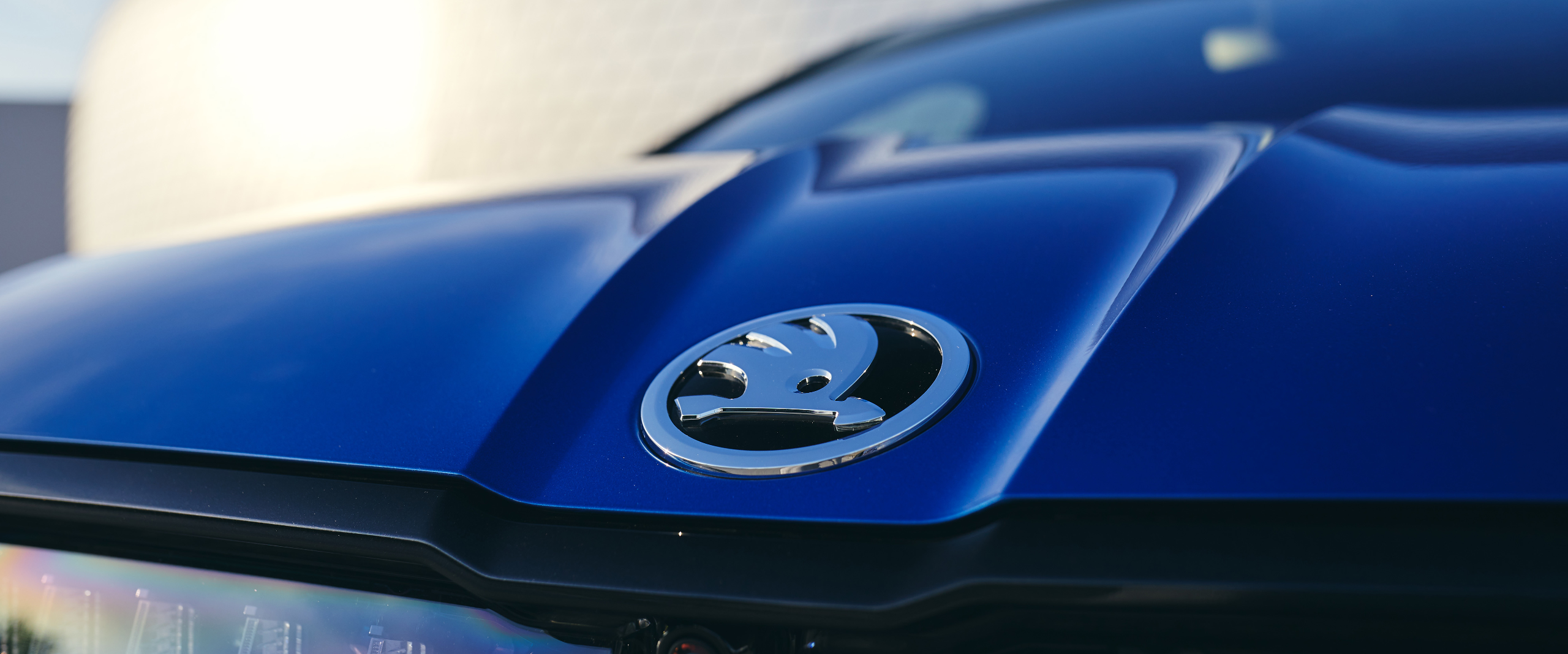 Motorhaueb mit Skoda Logo in blau