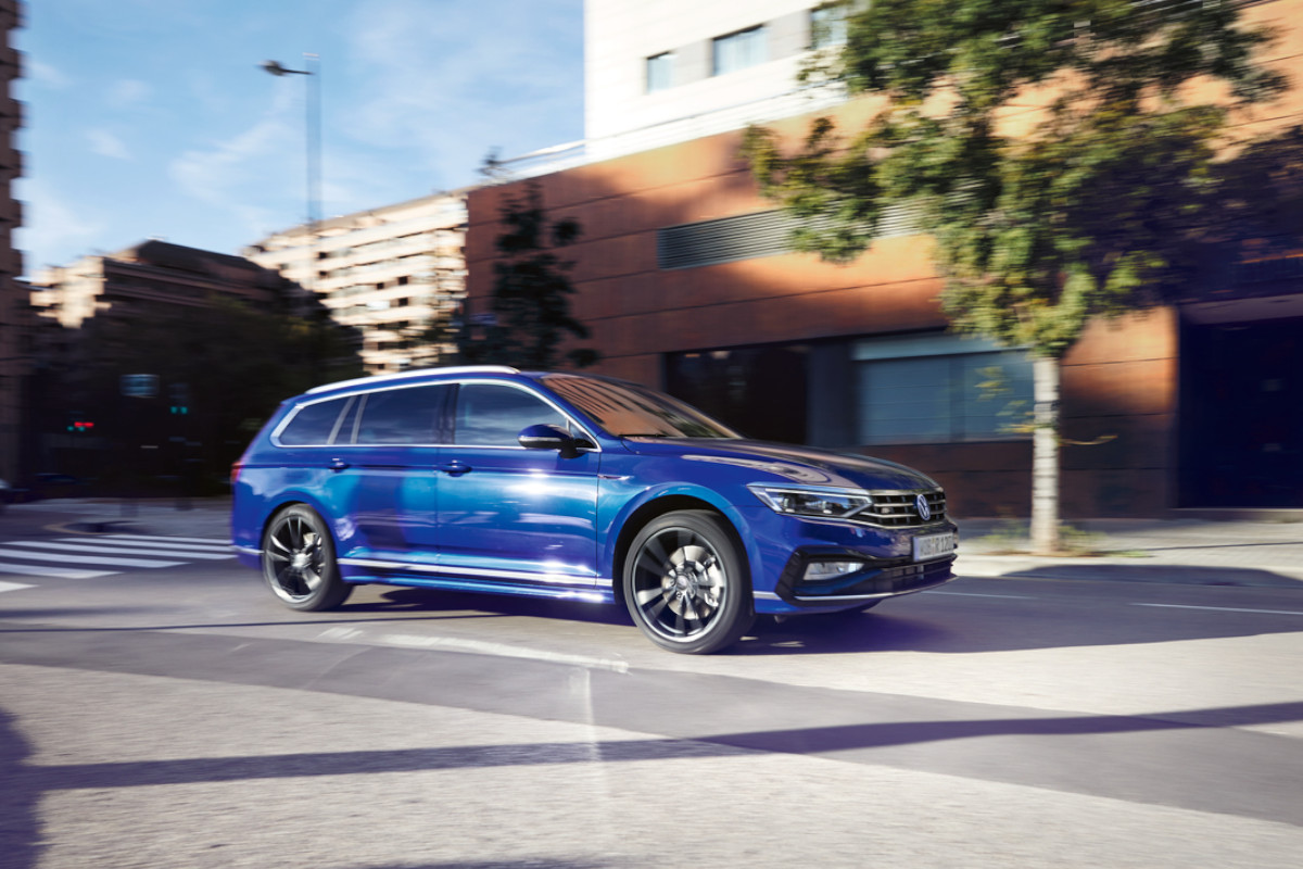 ein fahrender VW Passat Variant in blau