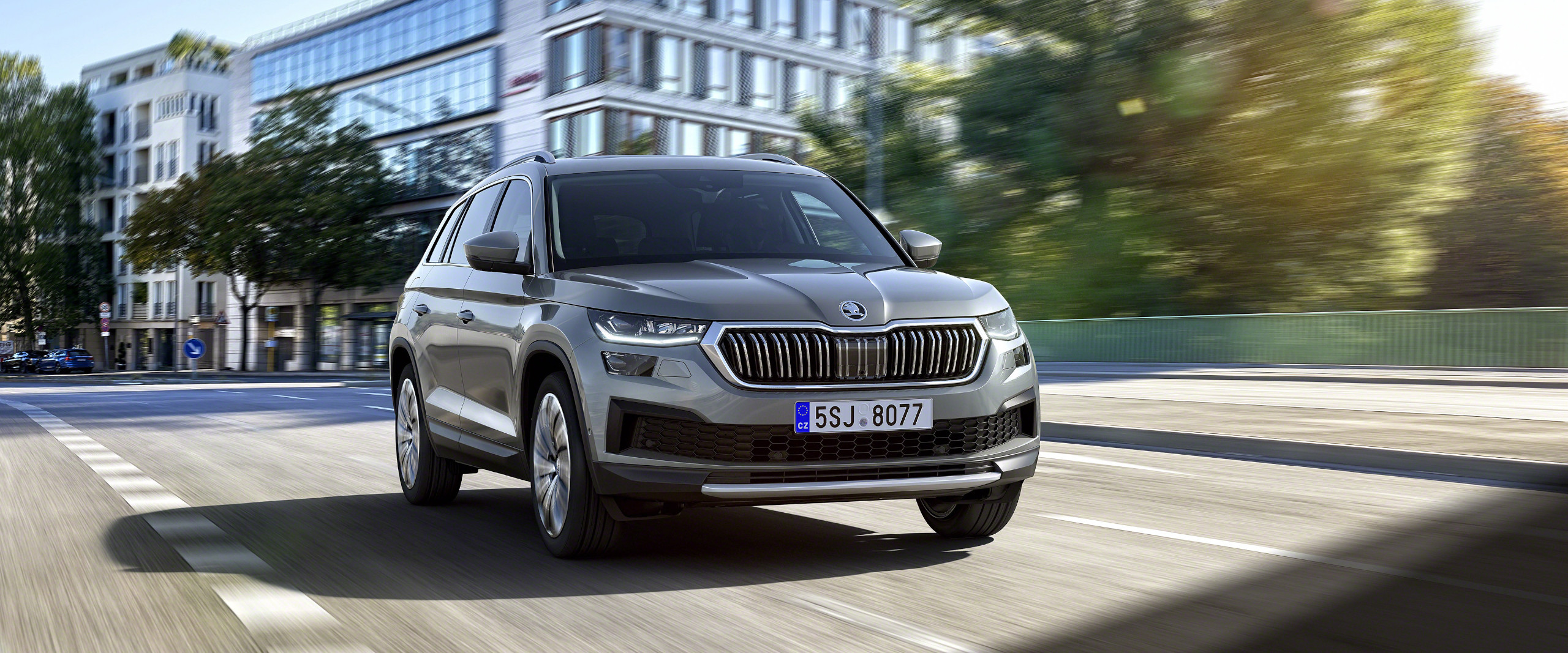 der Skoda Kodiaq, fahrend auf der Straße