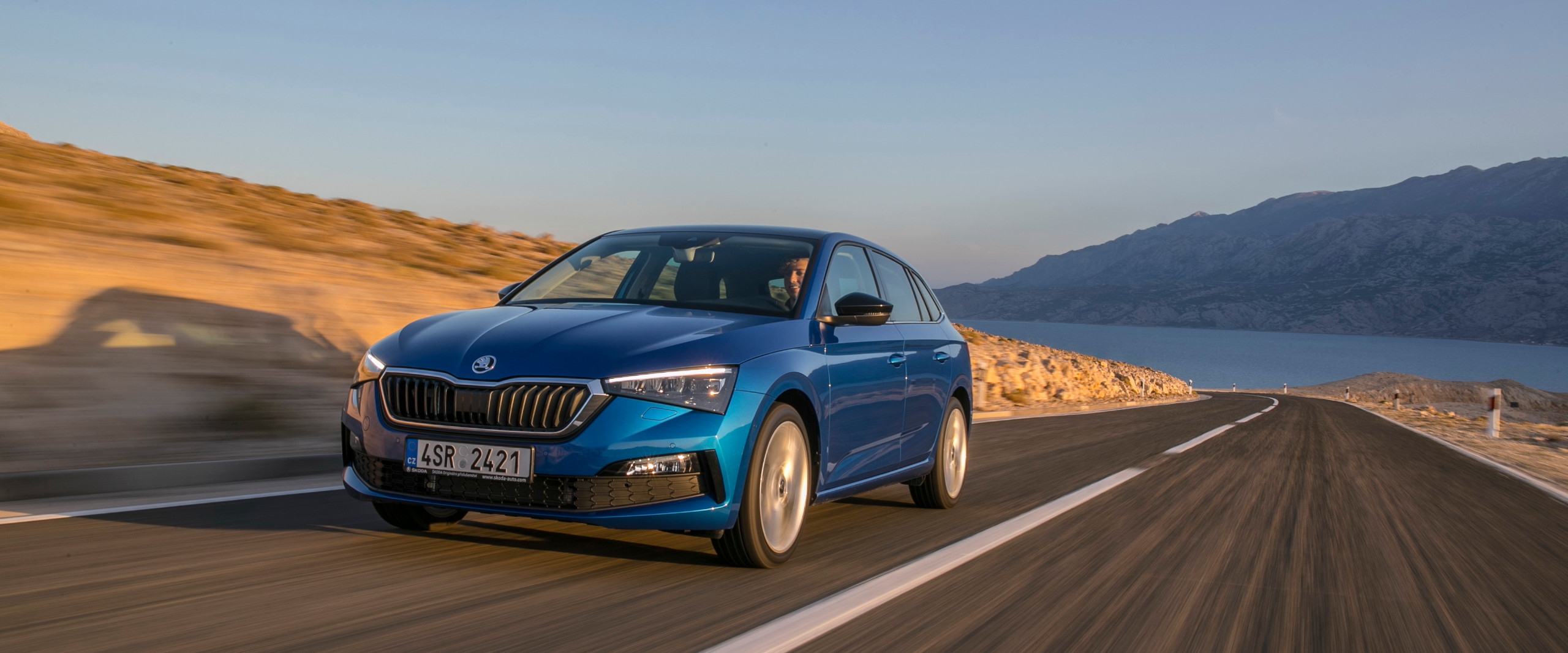 blauer Skoda Scala mit Meerblick